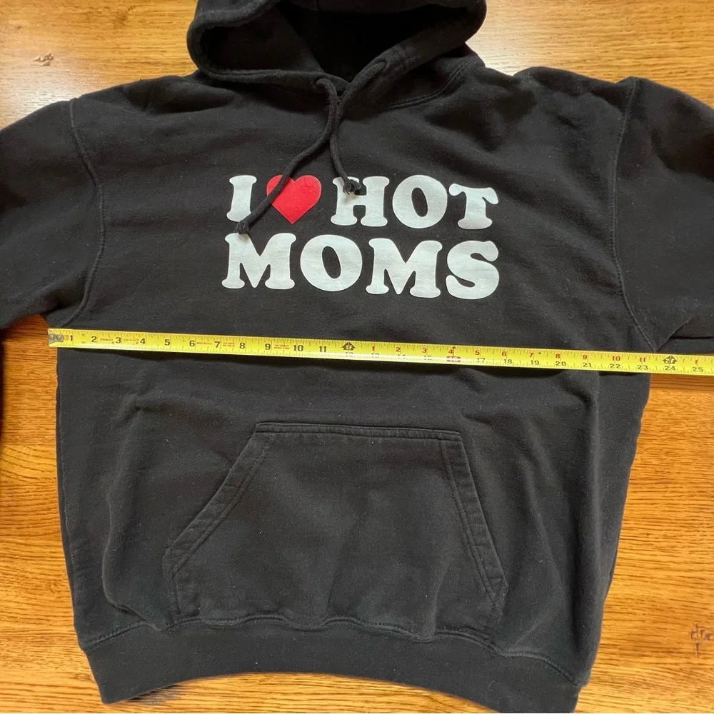 ⭐️ I Love ❤️ Hot Moms Graphic Black Sweatshirt Pullover Hoodie Size LARGE